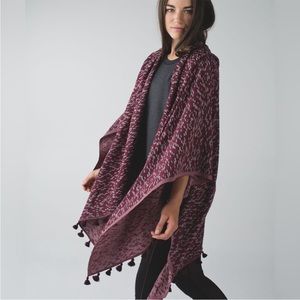 Lululemon Sun to Moon Scarf Angel Wing / Cranberry / Bordeaux Drama red ombré